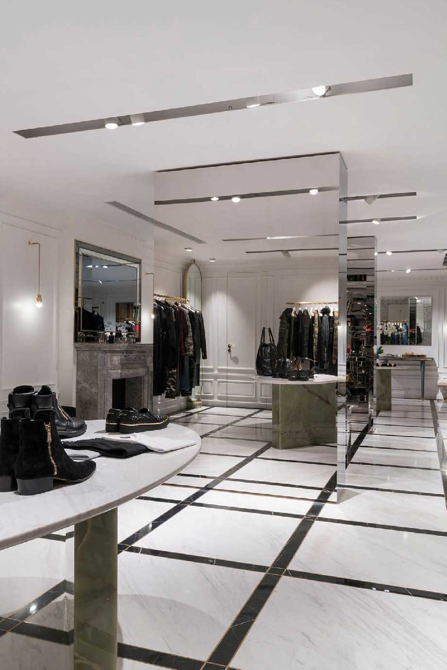 180平米商場服裝店裝修實(shí)景效果圖