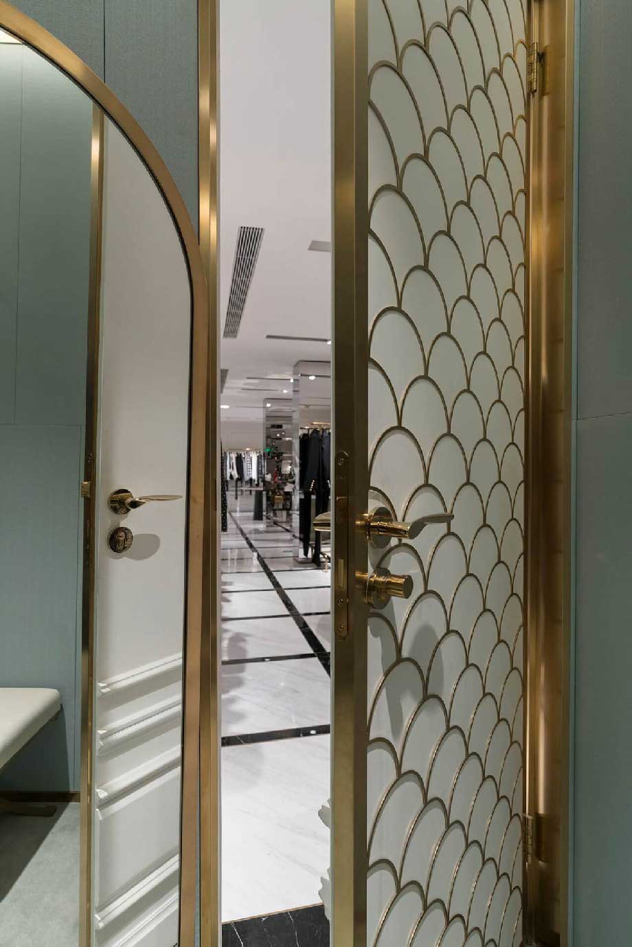 180平米商場服裝店裝修實(shí)景效果圖