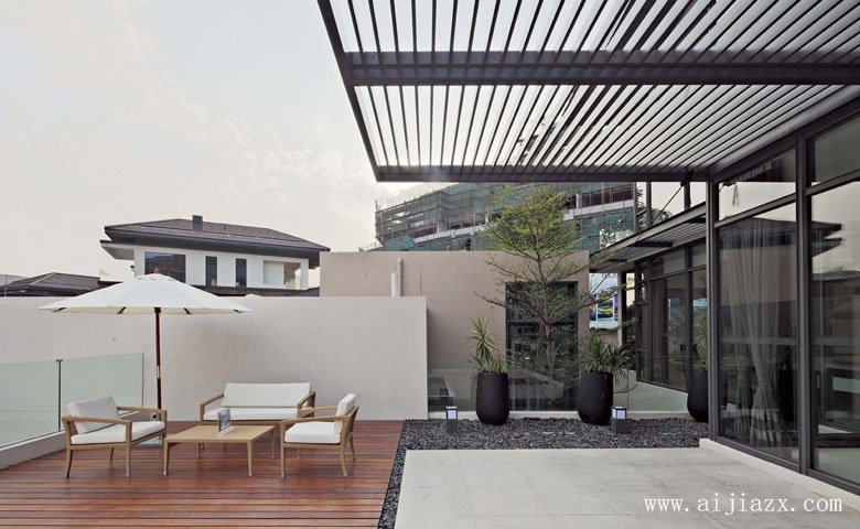 雅逸閑適的現(xiàn)代風(fēng)格別墅陽臺(tái)裝修效果圖