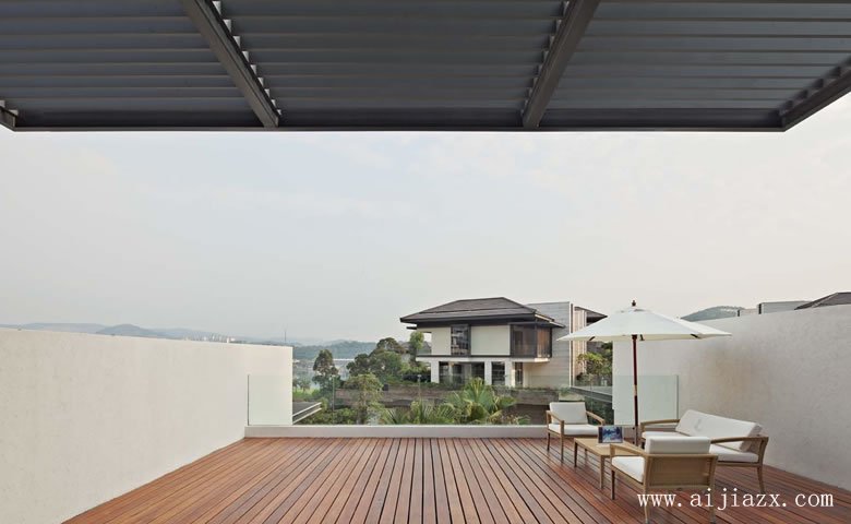 簡(jiǎn)單大方的現(xiàn)代風(fēng)格別墅陽臺(tái)裝修效果圖