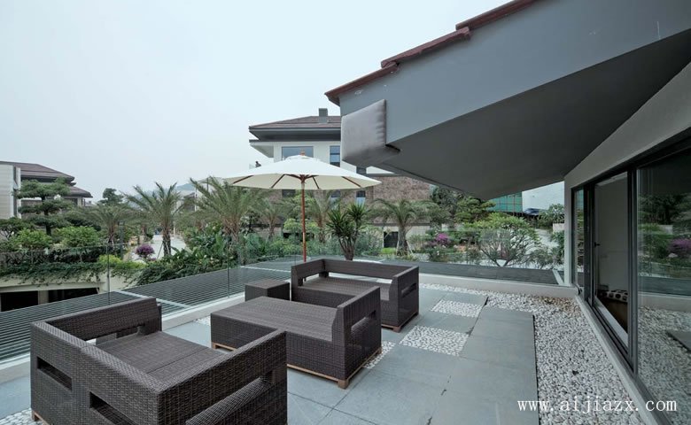 大方實(shí)用的現(xiàn)代簡(jiǎn)約風(fēng)格家裝陽(yáng)臺(tái)裝修效果圖